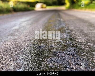 Godalming, UK. 25 Juin, 2018. Météo France : route de fusion à Godalming. Tuesley Lane, Godalming. 25 juin 2018. Des températures élevées dans le sud-est aujourd'hui. Les routes ont commencé à fondre dans la chaleur à Godalming, Surrey. /StockimoNews jamesjagger : Crédit/Alamy Live News Banque D'Images