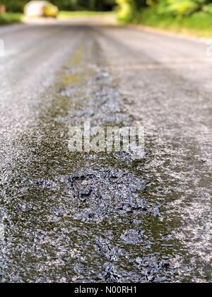 Godalming, UK. 25 Juin, 2018. Météo France : route de fusion à Godalming. Tuesley Lane, Godalming. 25 juin 2018. Des températures élevées dans le sud-est aujourd'hui. Les routes ont commencé à fondre dans la chaleur à Godalming, Surrey. /StockimoNews jamesjagger : Crédit/Alamy Live News Banque D'Images