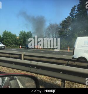 Manchester, UK. Jun 26, 2018. Voiture en feu dans la chaleur - M'autoroute A60 près de Manchester Crédit : Marie Wilson/StockimoNews/Alamy Live News Banque D'Images