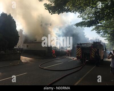 Worsley, Manchester, Royaume-Uni. 28 Juin, 2018. 28/6/18 - Greater Manchester fire brigade de pompiers la lutte contre incendie causant la fermeture des routes en Boothstown Worsley, près de Manchester, UK : Crédit Capture Noir/StockimoNews/Alamy Live News Banque D'Images