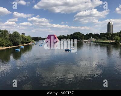 La serpentine Bridge, Londres, Royaume-Uni. 08 juillet, 2018. Hyde Park Londres de l'été/StockimoNews tomgristo : Crédit/Alamy Live News Banque D'Images