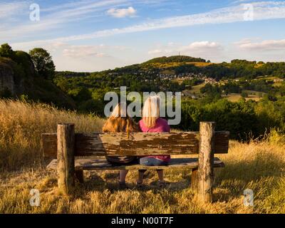 Wirksworth. 10 juillet, 2018. Météo Royaume-uni 10 juillet 2018 Wirksworth Derbyshire - Walkers profitant de la fin de l'après-midi soleil à Wirksworth dans le Derbyshire Peak District. La prévision est pour plus chaud et ensoleillé. Crédit : Robert Morris/StockimoNews/Alamy Live News Banque D'Images