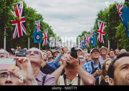 Londres, Royaume-Uni. 10 juillet, 2018. La foule à regarder les flèches rouges survolant le Mall et le palais de Buckingham pour célébrer le centenaire de la RAF. 10 juillet 2018. Crédit : Tom Leighton/StockimoNews/Alamy Live News Banque D'Images