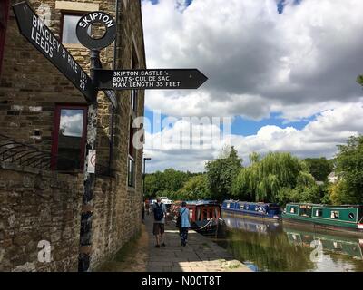 Météo Royaume-uni Skipton, Yorkshire du Nord 11 juillet 2018. Une chaude après-midi ensoleillée à Skipton avec les personnes bénéficiant d'un moment de détente par le Leeds Liverpool canal. Banque D'Images