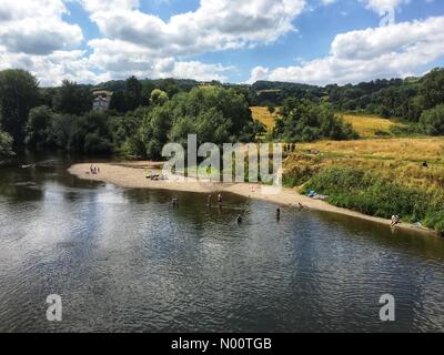 Météo Royaume-uni- baigneurs en rivière Wye, Herefordshire, Bredwardine - UK - Les familles d'aller nager et pagayer dans la rivière Wye un jour ensoleillé chaud avec des temps de 26c. Banque D'Images