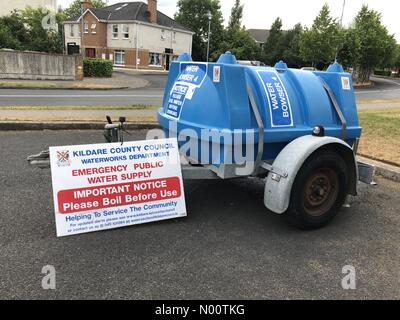 Celbridge, France. 17 juillet, 2018. L'eau d'urgence de l'eau avec bowser fournisseur livré à la vieille ville mill estate à Celbridge sur les demandes de résidence laissés sans eau depuis le dimanche après l'éclatement du tuyau dans le parc de Castletown. Crédit : Michael Grubka/StockimoNews/Alamy Live News Banque D'Images