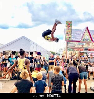 Dernier jour de Waukesha County Fair, 22 juillet 2017, Waukesha, WI, États-Unis d'Amérique, Waukesha Co. célèbre la dernière journée avec de la nourriture, des jeux, des manèges, des rubans bleus et DianaJ StockimoNews, acrobates/Alamy/crédit : Diana J./StockimoNews/Alamy Live News Banque D'Images