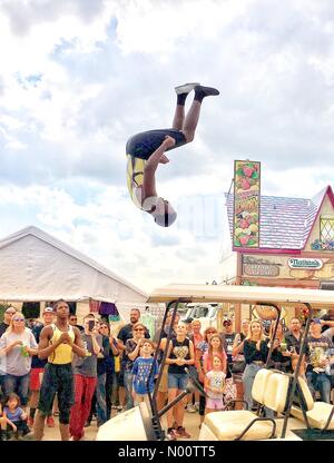 Dernier jour de Waukesha County Fair, 22 juillet 2017, Waukesha, WI, États-Unis d'Amérique, Waukesha Co. célèbre la dernière journée avec de la nourriture, des jeux, des manèges, des rubans bleus et DianaJ StockimoNews, acrobates/Alamy/crédit : Diana J./StockimoNews/Alamy Live News Banque D'Images