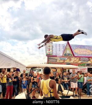 Dernier jour de Waukesha County Fair, 22 juillet 2017, Waukesha, WI, États-Unis d'Amérique, Waukesha Co. célèbre la dernière journée avec de la nourriture, des jeux, des manèges, des rubans bleus et DianaJ StockimoNews, acrobates/Alamy/crédit : Diana J./StockimoNews/Alamy Live News Banque D'Images