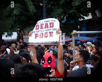 Quezon City, Metro Manila, Philippines. 23 juillet, 2018. Autour de 8 000 manifestants lors de l'état de la Nation du Président Duterte a fustigé les ravages des assassinats, spike du prix des biens, son être mysogynst, son fédéralisme et sa dictature. Sherbien Dacalanio : Crédit/StockimoNews/Alamy Live News Banque D'Images