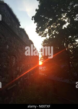 Suomenlinna, Helsinki, Finlande. 24 juillet 2018. Coucher de soleil sur Helsinki après chaude journée d'été vu de la forteresse de Suomenlinna à la mer Baltique, à l'extérieur de Helsinki. Banque D'Images