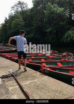 UK weather Sunny chaude journée à Knaresborough, Yorkshire 26 juillet 2018. Une chaude après-midi ensoleillé de Knaresborough avait aux personnes bénéficiant d'une balade sur la rivière. Banque D'Images