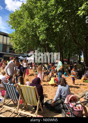 Météo Royaume-uni Wakefield, Yorkshire 11 Août 2018 Une après-midi avait lieu à Wakefield, dans le Yorkshire pour les familles qui bénéficient d'une plage dans le soleil de l'été. Banque D'Images