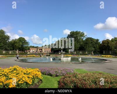 Météo France : journée ensoleillée à Blackpool. Les Jardins italiens et Art Déco café dans le parc Stanley, Blackpool Banque D'Images