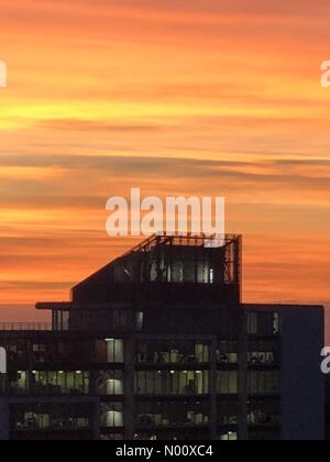 Milton Keynes, Royaume-Uni. 25 septembre 2018. Météo France : Milton Keynes le coucher du soleil, coucher du soleil Crédit : Ringx StockimoNews2204//Alamy Live News Crédit : Ringx StockimoNews2204 //Alamy Live News Banque D'Images