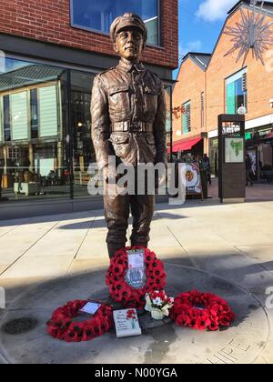 Dimanche du souvenir - Hereford Royaume-Uni - Dimanche 11 Novembre 2018 - couronnes de Hereford jetées lors de la statue de WW1 Soldat Caporal Allan Leonard Lewis VC tués en 1918. Banque D'Images