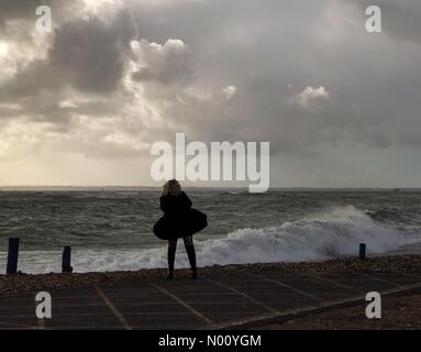 Hayling Island, Hampshire, Royaume-Uni. 11Th Nov, 2018. Météo France : la tempête à Hayling. Beachlands, Hayling Island. 11 novembre 2018. De grosses vagues le long de la côte sud aujourd'hui causé des dommages considérables. Les dégâts causés par les tempêtes à Hayling Island dans le Hampshire. /StockimoNews jamesjagger : Crédit/Alamy Live News Banque D'Images