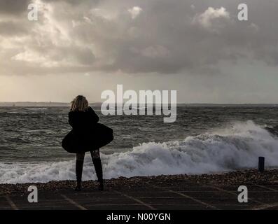 Hayling Island, Hampshire, Royaume-Uni. 11Th Nov, 2018. Météo France : la tempête à Hayling. Beachlands, Hayling Island. 11 novembre 2018. De grosses vagues le long de la côte sud aujourd'hui causé des dommages considérables. Les dégâts causés par les tempêtes à Hayling Island dans le Hampshire. /StockimoNews jamesjagger : Crédit/Alamy Live News Banque D'Images