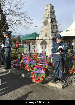 Burnaby, BC, Canada. 11 novembre, 2018. Falcon 759 membres de l'Aviation royale du Canada sont des vigiles au cénotaphe de Parc de la Confédération, à la suite de la cérémonie du jour. Banque D'Images