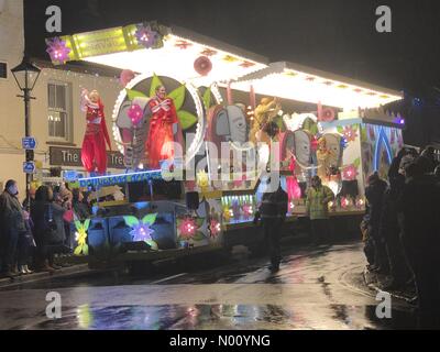 Totnes, Devon, UK. 24 novembre 2018. South Brent Hiver courts de carnaval. L'un des plus grands et le dernier dans la région du sud du Devon, maintenant dans sa 29e année Crédit : Julian Kemp/StockimoNews/Alamy Live News Banque D'Images