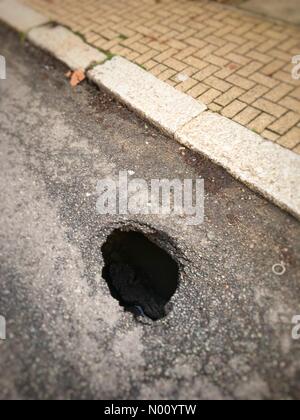 Londres, Royaume-Uni. 10 décembre 2018. Évier moyennes sinkhole sur Long Lane, East Finchley, London, ouvre le 10/12/18. Crédit : Tim Cordell/StockimoNews/Alamy Live News Banque D'Images