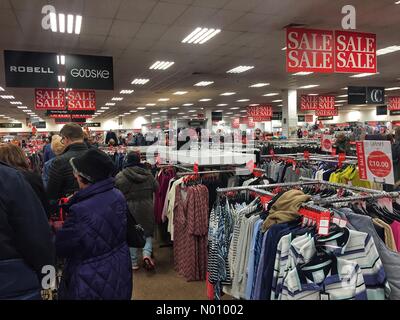 Boxing Day ventes ; les gens frapper les magasins pour profiter de Boxing Day Sales à Wolverhampton, Royaume-Uni. Banque D'Images