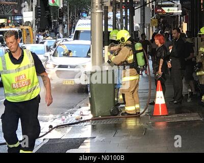 Sydney, Australie. 28 Dec, 2018. Pompiers éteindre le feu dans le bac à l'origine de la fumée sur Market Street, Sydney, Australie Crédit : Richard Milnes/StockimoNews/Alamy Live News Banque D'Images