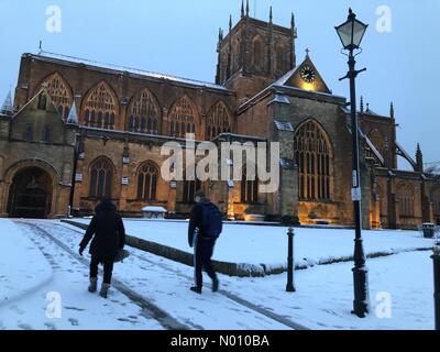 , Sherborne Dorset, UK. Météo Royaume-uni 1 Feb 2019, Sherborne Dorset. Les garçons à l'école à pied après une nuit de fortes chutes de neige dans l'ouest du pays. Credit : Josie Elias/StockimoNews/Alamy Live News Banque D'Images