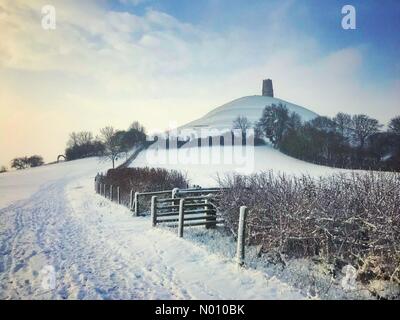 Tor de Glastonbury, Somerset, Royaume-Uni. 1er février 2019. Glastonbury Tor dans la neige, 1 février 2019 Crédit : Neil Juggins/StockimoNews/Alamy Live News Banque D'Images