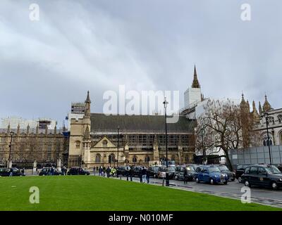 UK News : Londres, Royaume-Uni 4 mars 2019. Les chauffeurs de taxi taxi noir porter Westminster à l'arrêt avec leur protestation blocus. Banque D'Images