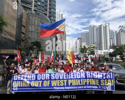 Makati, Philippines. 9Th avr 2019. Divers groupes militants ont organisé une action de protestation devant l'ambassade de Chine à Makati. Ils sont contre les "invasion" de la Chine à l'ouest de la mer des Philippines. Sherbien Dacalanio : Crédit/StockimoNews/Alamy Live News Banque D'Images