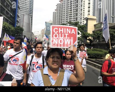 Makati, Philippines. 9Th avr 2019. Divers groupes militants ont organisé une action de protestation devant l'ambassade de Chine à Makati. Ils sont contre les "invasion" de la Chine à l'ouest de la mer des Philippines. Sherbien Dacalanio : Crédit/StockimoNews/Alamy Live News Banque D'Images