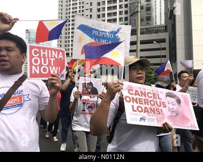 Makati, Philippines. 9Th avr 2019. Des groupes militants ont protesté devant l'ambassade de Chine dans la ville de Makati et exigeant à la Chine de cesser l'agression et l'intimidation sur le conflit dans l'ouest des îles de la mer des Philippines. Sherbien Dacalanio : Crédit/StockimoNews/Alamy Live News Banque D'Images