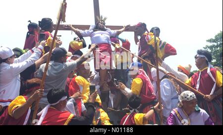 Kapitangan, Philippines. 19 avril, 2019. Percy Valencia, 53 ans a été clouée sur la Croix le Vendredi saint pendant vingt-six fois ce 2019. Elle a commencé à être clouée whenshe avait 27 ans. Sherbien Dacalanio : Crédit/StockimoNews/Alamy Live News Banque D'Images