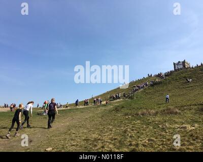 Chorley, Lancashire, Royaume-Uni. 19 avril, 2019. UK Météo : ensoleillé et chaud dans Chorley. Une belle journée ensoleillée pour la traditionnelle marche du pardon jusqu'Rivington Pike dans Chorley, Lancashire. Credit : Lancashire Images/StockimoNews/Alamy Live News Banque D'Images