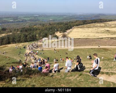 Chorley, Lancashire, Royaume-Uni. 19 avril, 2019. UK Météo : ensoleillé et chaud dans Chorley. Une belle journée ensoleillée pour la traditionnelle marche du pardon jusqu'Rivington Pike dans Chorley, Lancashire. Credit : Lancashire Images/StockimoNews/Alamy Live News Banque D'Images