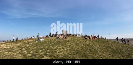 Chorley, Lancashire, Royaume-Uni. 19 avril, 2019. UK Météo : ensoleillé et chaud dans Chorley. Une belle journée ensoleillée pour la traditionnelle marche du pardon jusqu'Rivington Pike dans Chorley, Lancashire. Credit : Lancashire Images/StockimoNews/Alamy Live News Banque D'Images