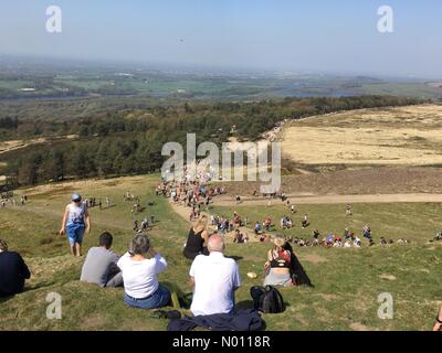 Chorley, Lancashire, Royaume-Uni. 19 avril, 2019. UK Météo : ensoleillé et chaud dans Chorley. Une belle journée ensoleillée pour la traditionnelle marche du pardon jusqu'Rivington Pike dans Chorley, Lancashire. Credit : Lancashire Images/StockimoNews/Alamy Live News Banque D'Images