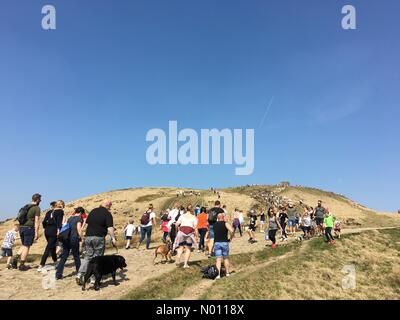 Chorley, Lancashire, Royaume-Uni. 19 avril, 2019. UK Météo : ensoleillé et chaud dans Chorley. Une belle journée ensoleillée pour la traditionnelle marche du pardon jusqu'Rivington Pike dans Chorley, Lancashire. Credit : Lancashire Images/StockimoNews/Alamy Live News Banque D'Images