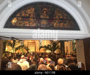 Brooklyn, New York, USA. 19 avr 2019. Le Vendredi saint, le pont de Brooklyn, Chemin de la Croix. Salle comble. Rassemblement des fidèles de St James, Basilique Cathédrale Place Brooklyn. Credit : Linda Gerardi/StockimoNews/Alamy Live News Banque D'Images