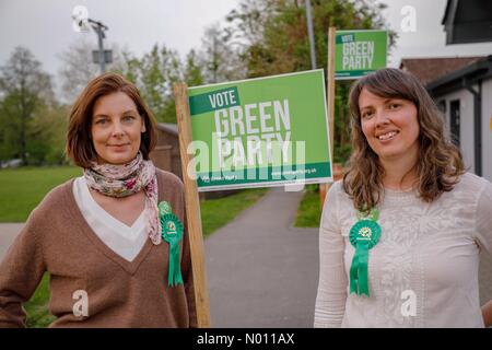 Godalming, Surrey, UK. 23 avril, 2019. Les élections locales britanniques, Wilfred Noyce Centre, Godalming, Surrey. 23 avril 2019. Les candidats du Parti Vert Rebecca Slama et Bella Bramley de Hindhead ward à la conférence du Parti Vert à Godalming. /StockimoNews jamesjagger : Crédit/Alamy Live News Banque D'Images