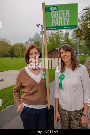 Godalming, Surrey, UK. 23 avril, 2019. Les élections locales britanniques, Wilfred Noyce Centre, Godalming, Surrey. 23 avril 2019. Les candidats du Parti Vert Rebecca Slama et Bella Bramley de Hindhead ward à la conférence du Parti Vert à Godalming. /StockimoNews jamesjagger : Crédit/Alamy Live News Banque D'Images