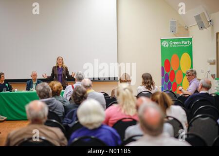 Godalming, Surrey, UK. 23 avril, 2019. Les élections locales britanniques, Wilfred Noyce Centre, Godalming, Surrey. 23 avril 2019. Le Parti Vert co-leader Sian Berry et Steve Williams à la candidate du Parti Vert à Godalming conférence. /StockimoNews jamesjagger : Crédit/Alamy Live News Banque D'Images