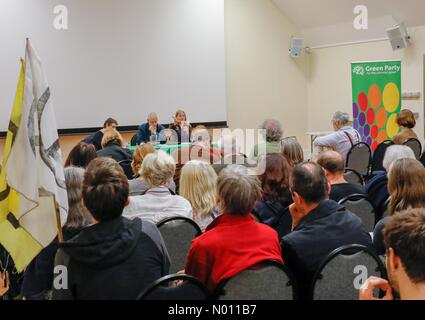 Godalming, Surrey, UK. 23 avril, 2019. Les élections locales britanniques, Wilfred Noyce Centre, Godalming, Surrey. 23 avril 2019. Le Parti Vert co-leader Sian Berry et Steve Williams à la candidate du Parti Vert à Godalming conférence. /StockimoNews jamesjagger : Crédit/Alamy Live News Banque D'Images