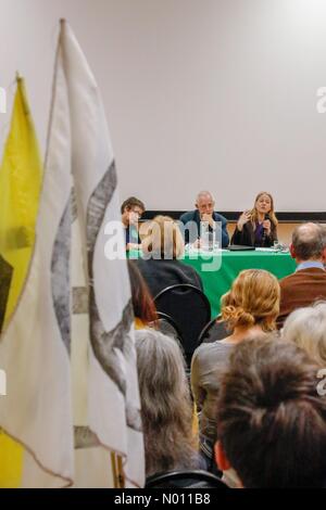 Godalming, Surrey, UK. 23 avril, 2019. Les élections locales britanniques, Wilfred Noyce Centre, Godalming, Surrey. 23 avril 2019. Le Parti Vert co-leader Sian Berry et Steve Williams à la candidate du Parti Vert à Godalming conférence. /StockimoNews jamesjagger : Crédit/Alamy Live News Banque D'Images