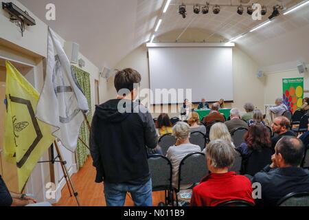 Godalming, Surrey, UK. 23 avril, 2019. Les élections locales britanniques, Wilfred Noyce Centre, Godalming, Surrey. 23 avril 2019. Le Parti Vert co-leader Sian Berry et Steve Williams à la candidate du Parti Vert à Godalming conférence. /StockimoNews jamesjagger : Crédit/Alamy Live News Banque D'Images