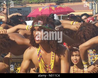 San Jose, Mindoro, Philippines. Tribu Mangyan met en valeur leur représentations ethniques pendant la parade de danse de rue de Pamaguhan Pandurucan sa Fête des vendanges. Sherbien Dacalanio : Crédit/StockimoNews/Alamy Live News Banque D'Images