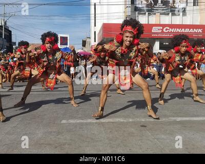 San Jose, Mindoro, Philippines. Tribu Mangyan met en valeur leur représentations ethniques pendant la parade de danse de rue de Pamaguhan Pandurucan sa Fête des vendanges. Sherbien Dacalanio : Crédit/StockimoNews/Alamy Live News Banque D'Images