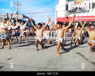 San Jose, Mindoro, Philippines. Tribu Mangyan met en valeur leur représentations ethniques pendant la parade de danse de rue de Pamaguhan Pandurucan sa Fête des vendanges. Sherbien Dacalanio : Crédit/StockimoNews/Alamy Live News Banque D'Images