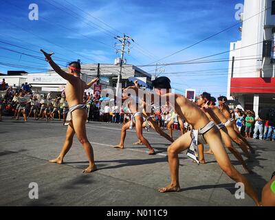 San Jose, Mindoro, Philippines. Tribu Mangyan met en valeur leur représentations ethniques pendant la parade de danse de rue de Pamaguhan Pandurucan sa Fête des vendanges. Sherbien Dacalanio : Crédit/StockimoNews/Alamy Live News Banque D'Images